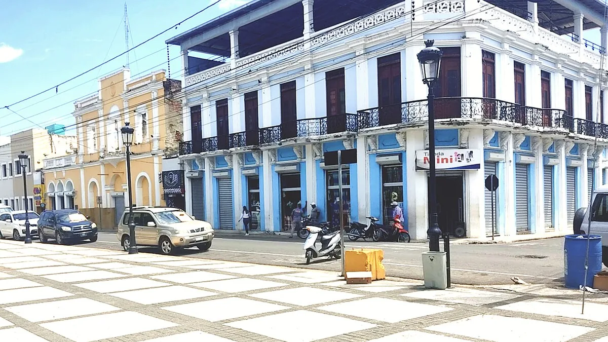 Vista real de las calles y edificios de la ciudad de La Vega, República Dominicana